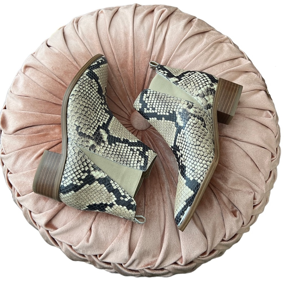 Marc Fisher Yale Chelsea Snakeskin Pointe Booties Size 5
